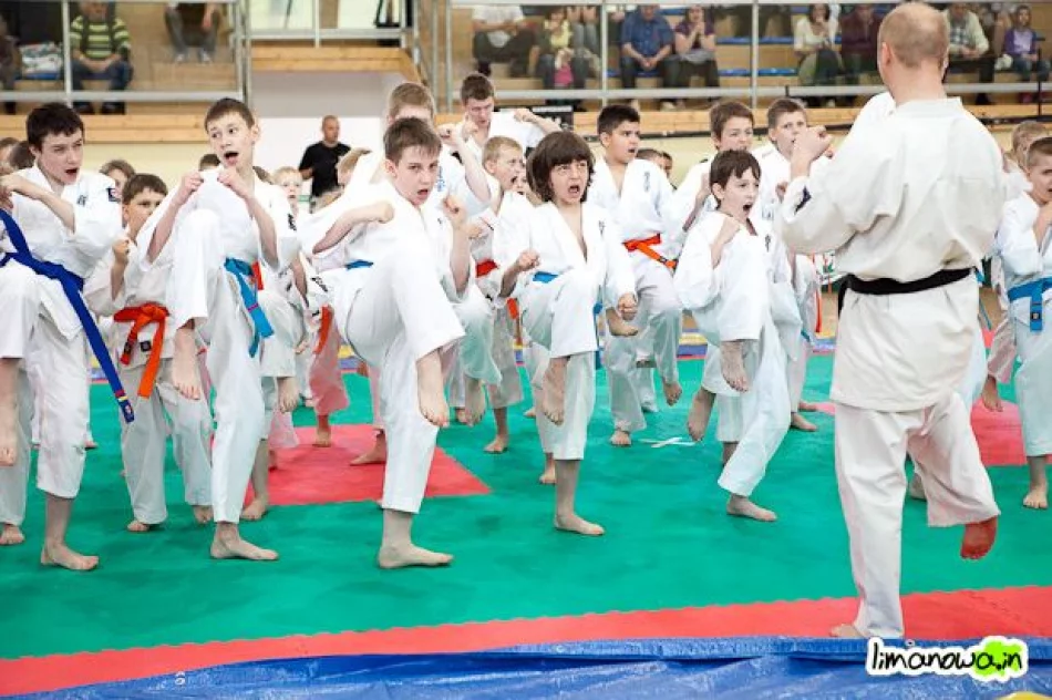 Młodzi karatecy  na macie - zdjęcie 17
