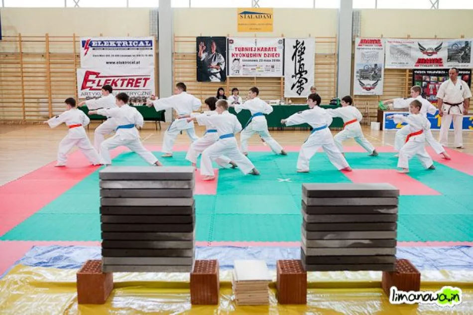 Młodzi karatecy  na macie - zdjęcie 20