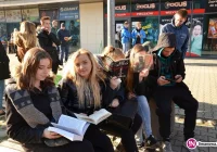 Czytelniczy happening na ulicach miasta - zdjęcie główne