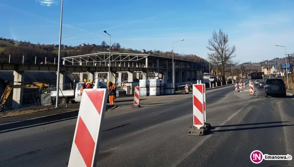 Remontują 200 metrów drogi od lipca. Wykonanie chodnika i pobocza potrwa kolejny miesiąc - zdjęcie 1