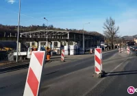Remontują 200 metrów drogi od lipca. Wykonanie chodnika i pobocza potrwa kolejny miesiąc - zdjęcie główne
