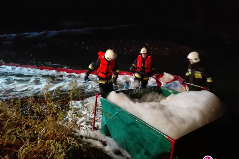 Skażenie rzeki - wyciekło 30 l substancji do produkcji pianki poliuretanowej (wideo) - zdjęcie 2