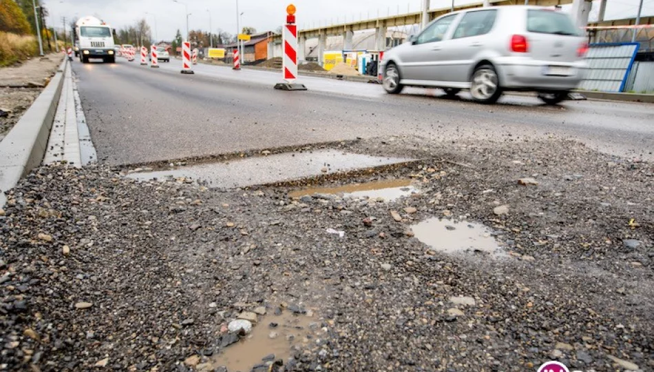 Dziury kilka dni po naprawieniu nowej nawierzchni (wideo) - zdjęcie 1