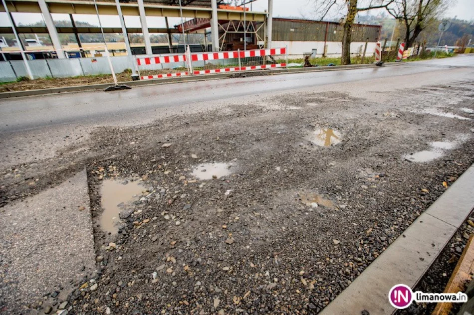 Dziury kilka dni po naprawieniu nowej nawierzchni (wideo) - zdjęcie 2