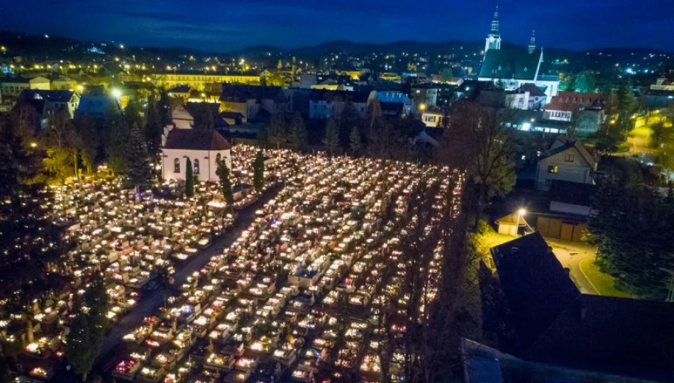 Limanowskie cmentarze po zmroku widziane z góry (wideo) - zdjęcie 1