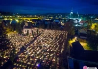 Limanowskie cmentarze po zmroku widziane z góry (wideo) - zdjęcie główne