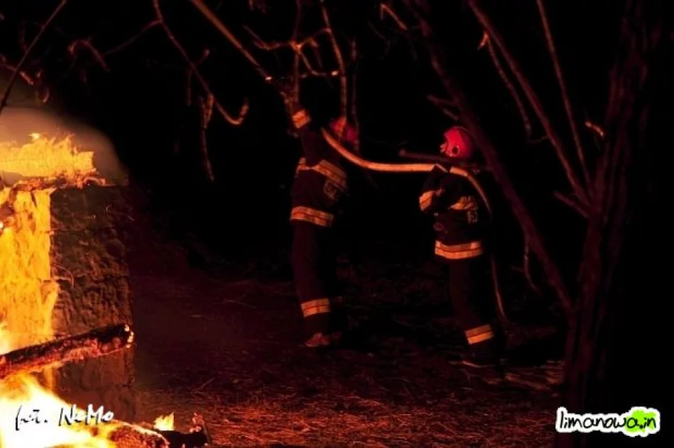 Pożar zabudowań gospodarczych w Nowym Rybiu - zdjęcie 12