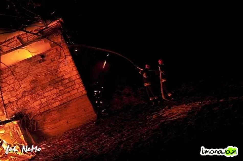 Pożar zabudowań gospodarczych w Nowym Rybiu - zdjęcie 13