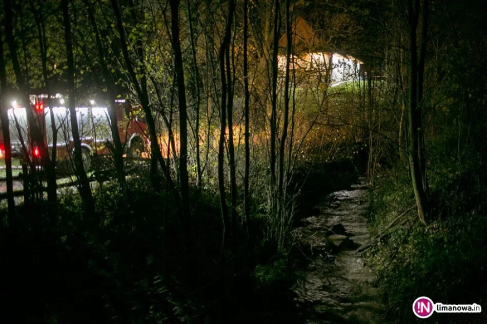 50 interwencji straży. Zakaz użytkowania dwóch budynków, uszkodzone dachy, powalone drzewa - zdjęcie 2