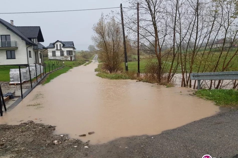 50 interwencji straży. Zakaz użytkowania dwóch budynków, uszkodzone dachy, powalone drzewa - zdjęcie 3