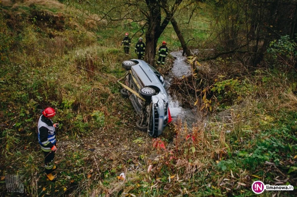 Seat dachował w korycie potoku - zdjęcie 2