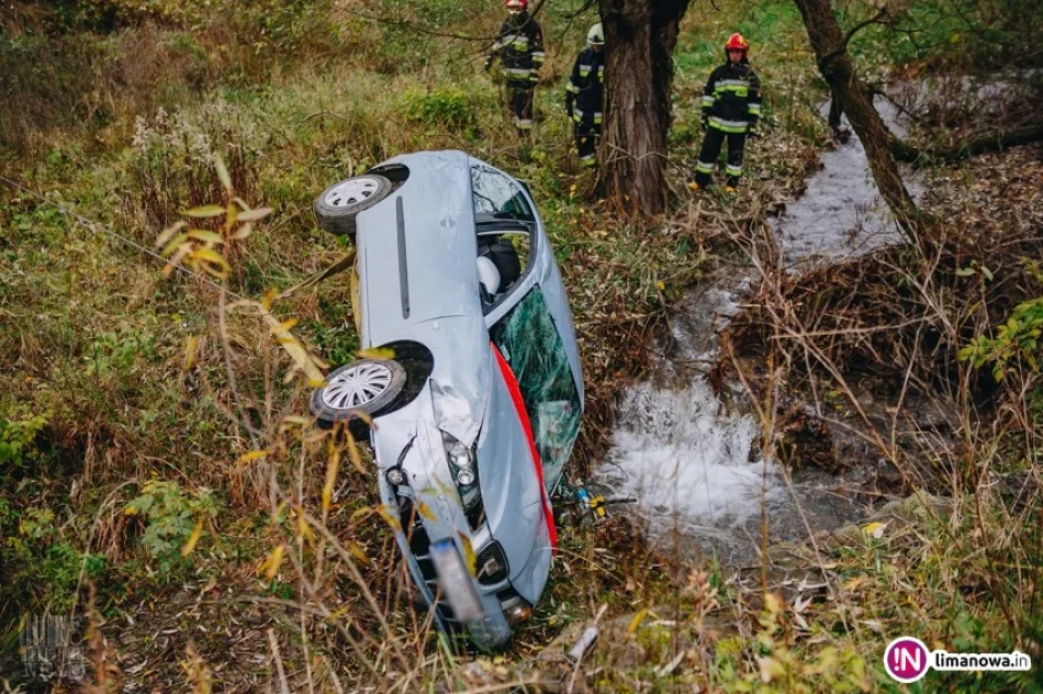 Seat dachował w korycie potoku - zdjęcie 3