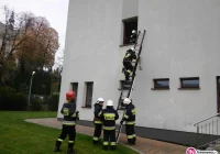 Pożar w urzędzie gminy. Płomienie odcięły niektórym drogę ewakuacji - ćwiczenia - zdjęcie główne