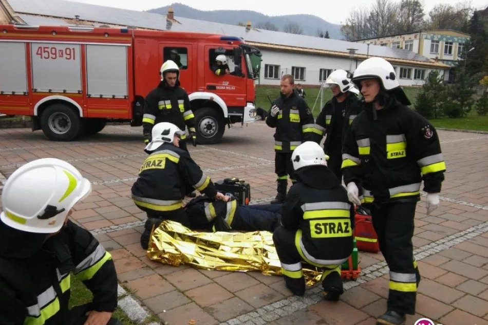 Pożar w urzędzie gminy. Płomienie odcięły niektórym drogę ewakuacji - ćwiczenia - zdjęcie 2