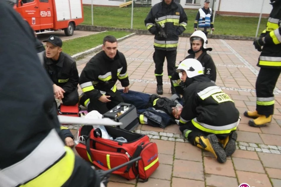 Pożar w urzędzie gminy. Płomienie odcięły niektórym drogę ewakuacji - ćwiczenia - zdjęcie 3