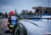 84-latka nieostrożnie weszła na jezdnię, potrącił ją 18-latek w Volkswagenie - zdjęcie główne