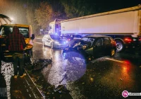 Seat uderzył w dostawczego Mercedesa. Trzy osoby trafiły do szpitala - zdjęcie główne