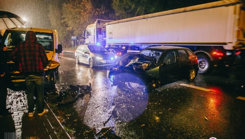 Seat uderzył w dostawczego Mercedesa. Trzy osoby trafiły do szpitala - zdjęcie 1