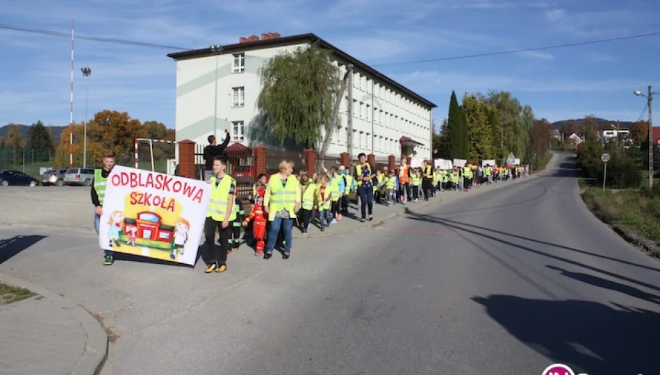 Uczniowie w barwnym korowodzie rozdawali mieszkańcom odblaski - zdjęcie 1