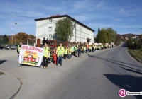 Uczniowie w barwnym korowodzie rozdawali mieszkańcom odblaski - zdjęcie główne