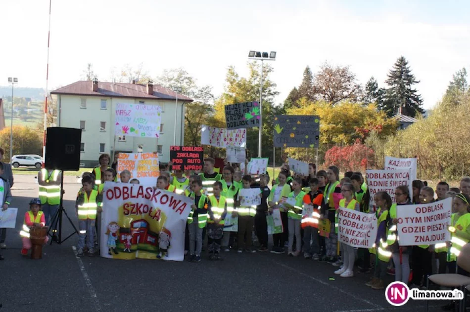 Uczniowie w barwnym korowodzie rozdawali mieszkańcom odblaski - zdjęcie 3