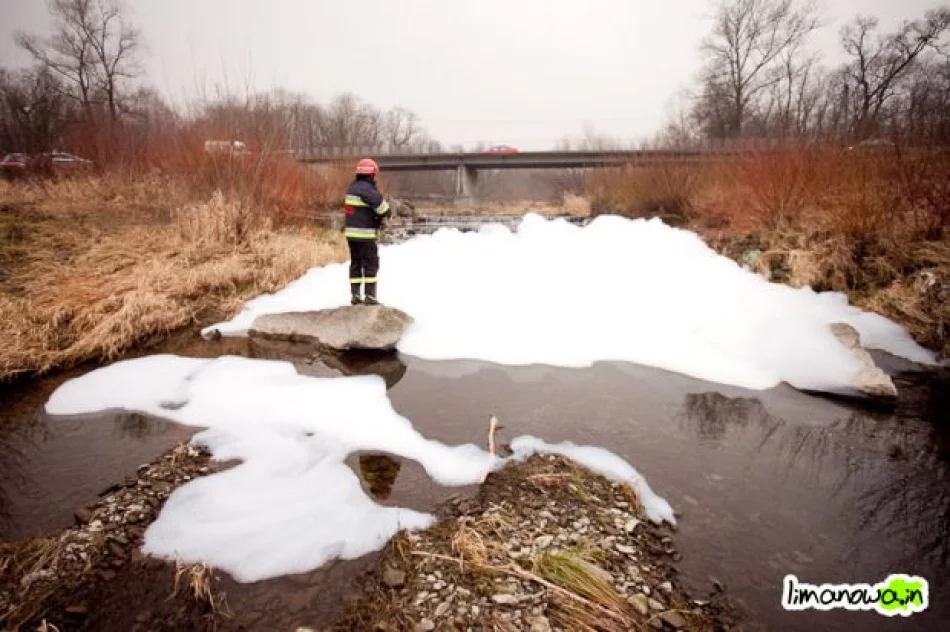 Kilkumetrowa piana na rzece - zdjęcie 12