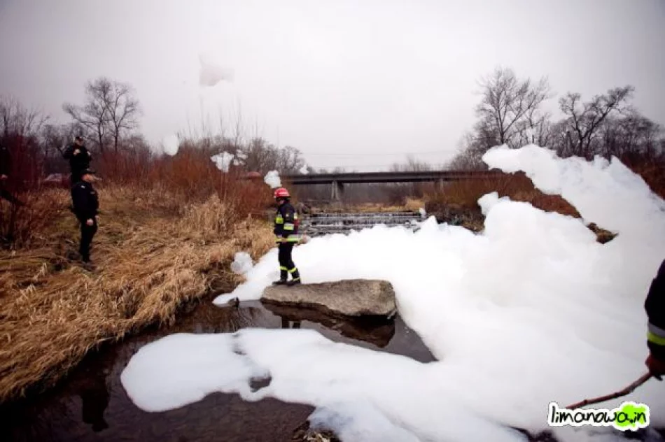 Kilkumetrowa piana na rzece - zdjęcie 13