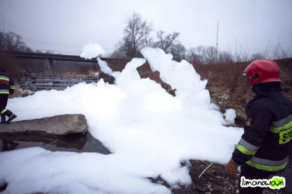 Kilkumetrowa piana na rzece - zdjęcie 14