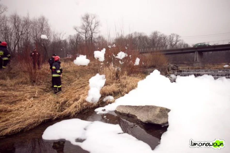 Kilkumetrowa piana na rzece - zdjęcie 17