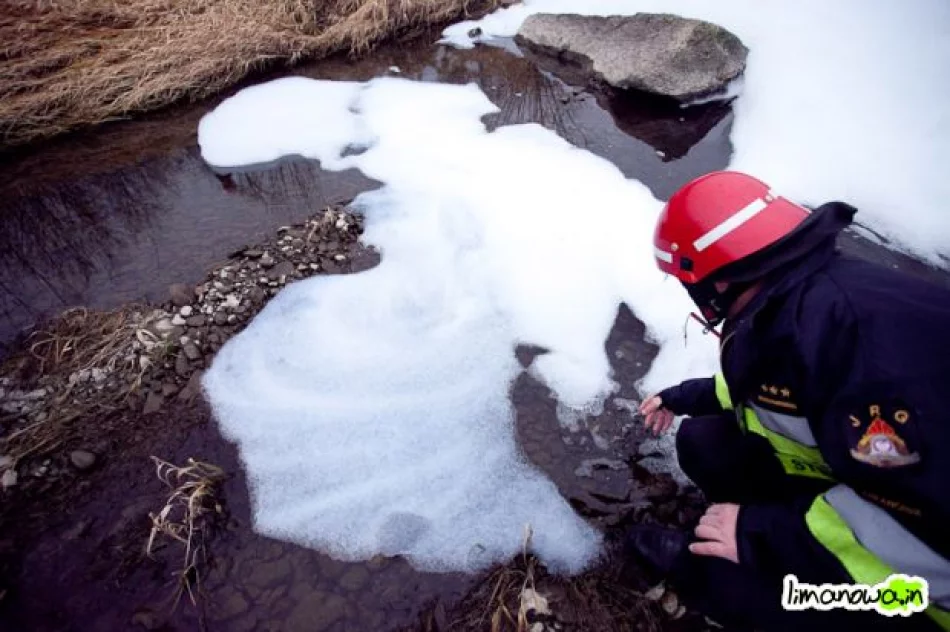 Kilkumetrowa piana na rzece - zdjęcie 19