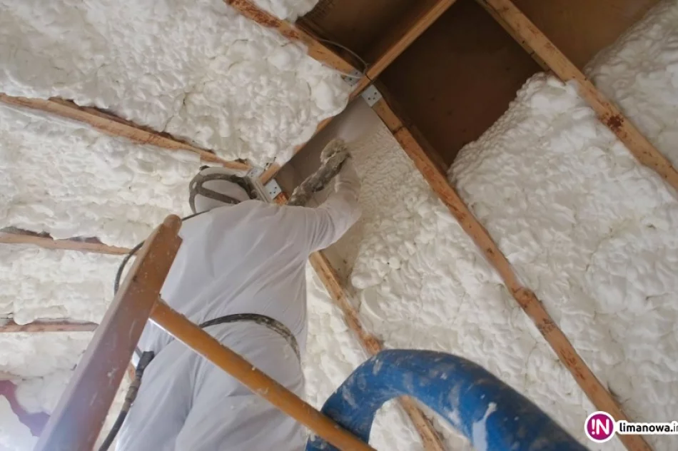 Cieplejszy dom zimą - docieplanie pianą poddaszy i skosów betonowych - zdjęcie 2