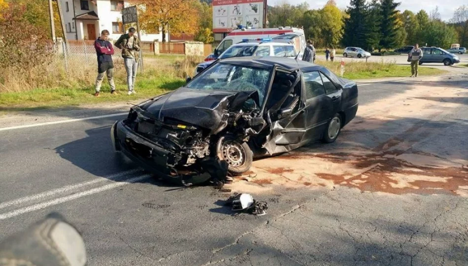 Przyczepa wypięła się i uderzyła w auto. Jedna osoba trafiła do szpitala - zdjęcie 1