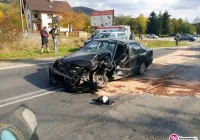 Przyczepa wypięła się i uderzyła w auto. Jedna osoba trafiła do szpitala - zdjęcie główne