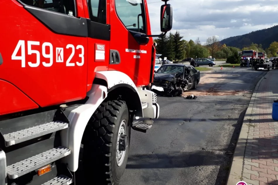 Przyczepa wypięła się i uderzyła w auto. Jedna osoba trafiła do szpitala - zdjęcie 2
