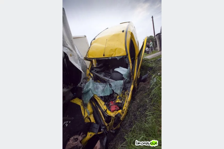 Czołowe zderzenie w Dobrej - zdjęcie 6