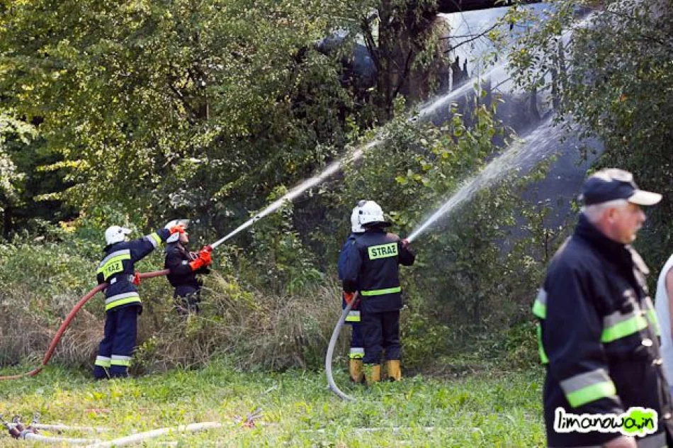 Pożar budynku mieszkalnego – wypadek strażaków (zdjęcia i filmik) - zdjęcie 4