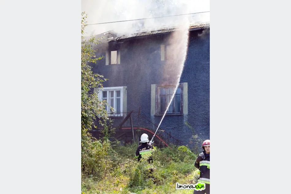 Pożar budynku mieszkalnego – wypadek strażaków (zdjęcia i filmik) - zdjęcie 5