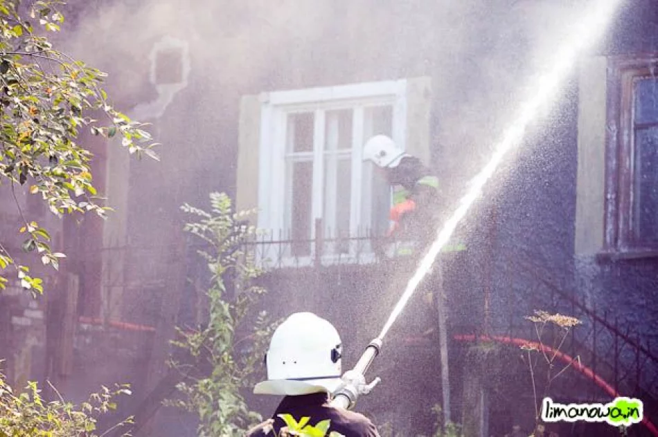 Pożar budynku mieszkalnego – wypadek strażaków (zdjęcia i filmik) - zdjęcie 6