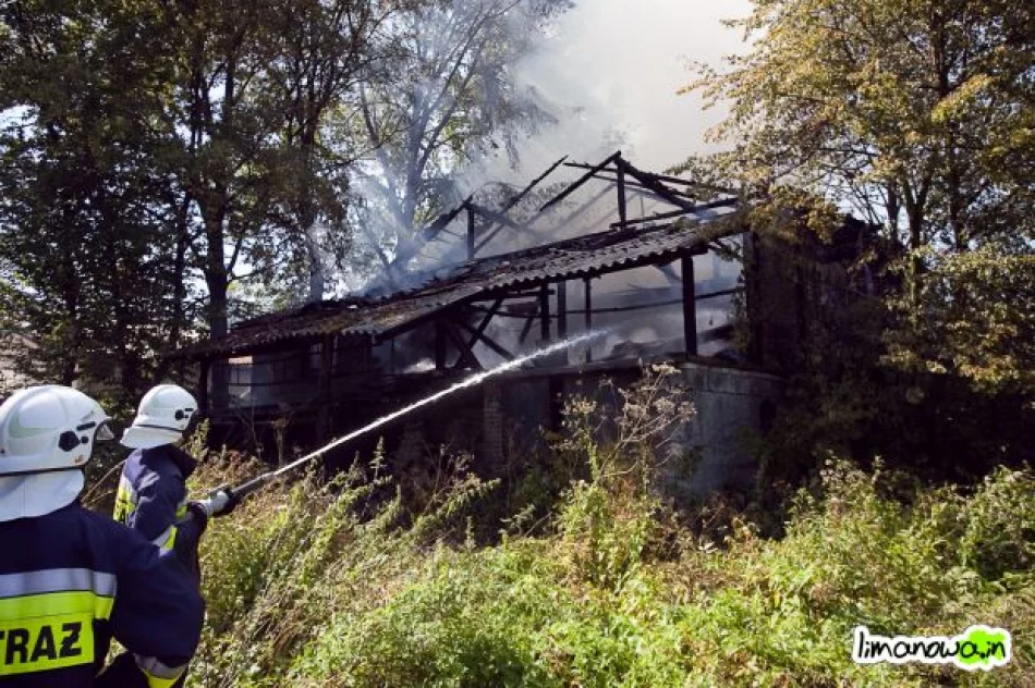 Pożar budynku mieszkalnego – wypadek strażaków (zdjęcia i filmik) - zdjęcie 7