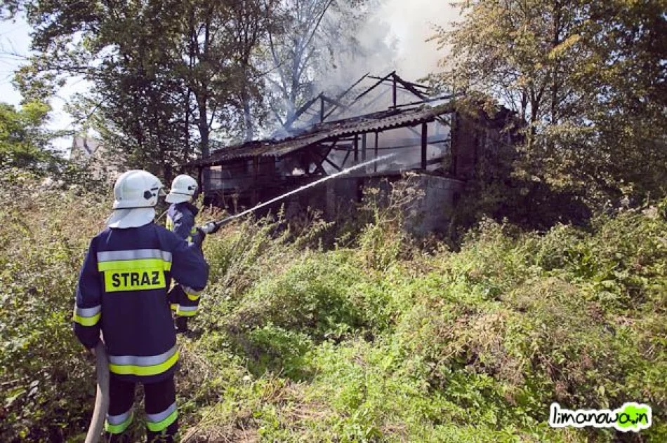 Pożar budynku mieszkalnego – wypadek strażaków (zdjęcia i filmik) - zdjęcie 8