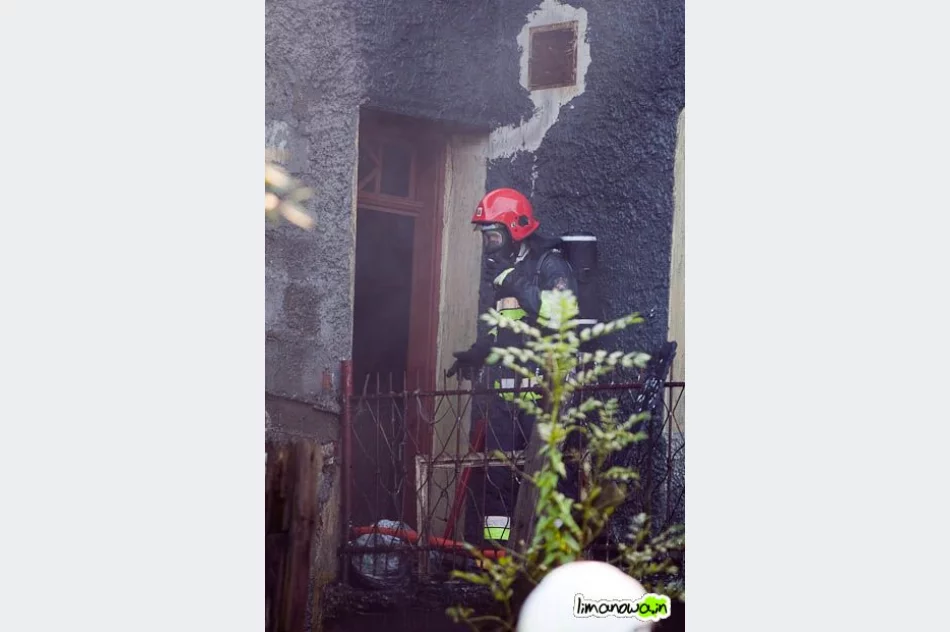 Pożar budynku mieszkalnego – wypadek strażaków (zdjęcia i filmik) - zdjęcie 10