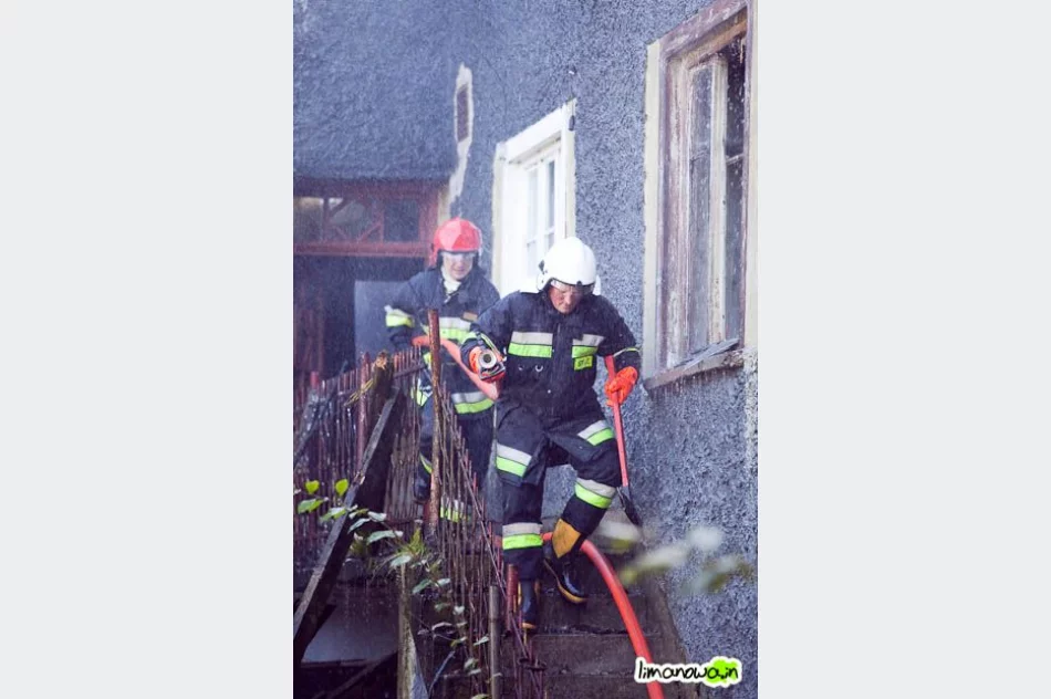 Pożar budynku mieszkalnego – wypadek strażaków (zdjęcia i filmik) - zdjęcie 12