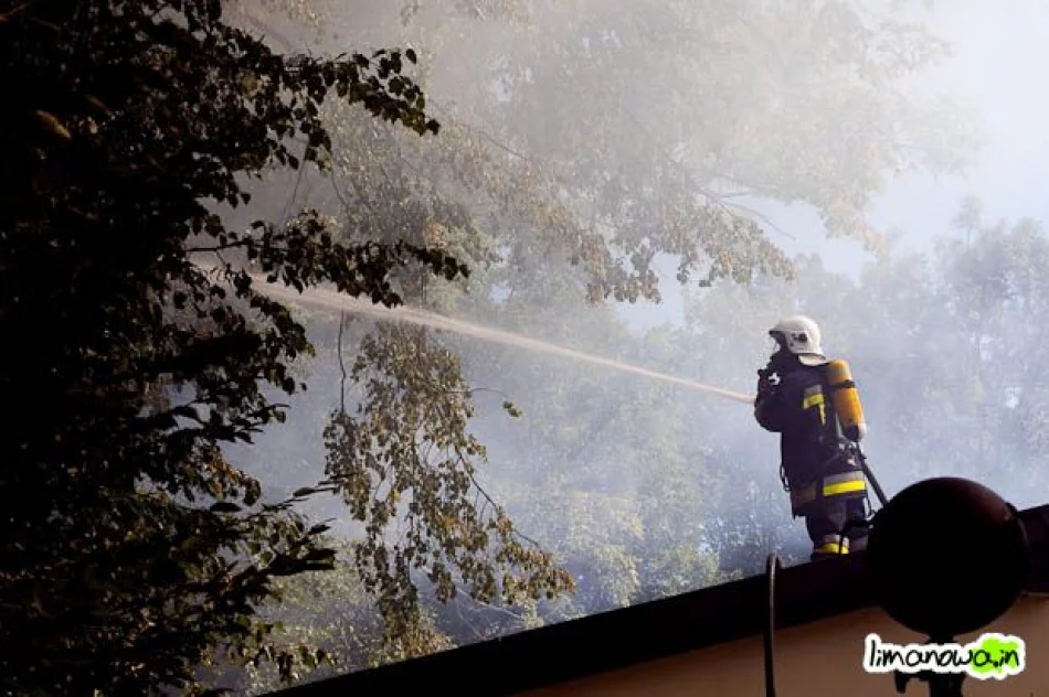 Pożar budynku mieszkalnego – wypadek strażaków (zdjęcia i filmik) - zdjęcie 14