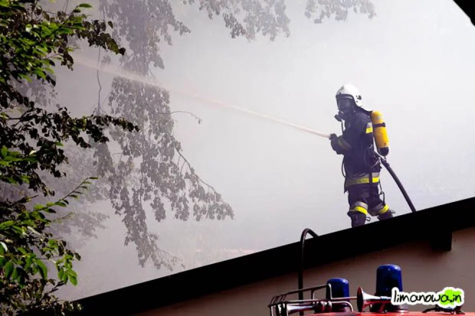 Pożar budynku mieszkalnego – wypadek strażaków (zdjęcia i filmik) - zdjęcie 16