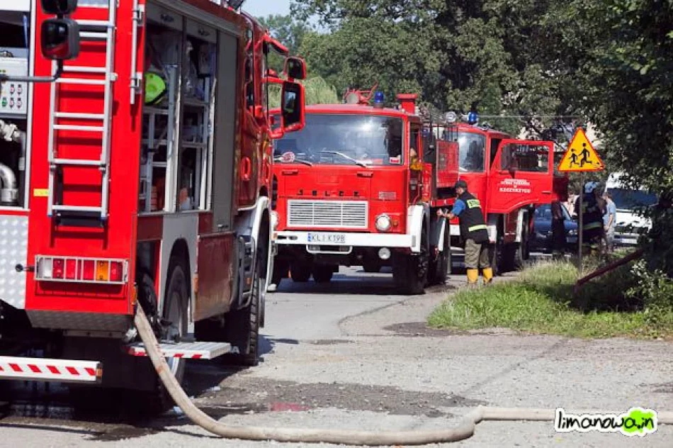 Pożar budynku mieszkalnego – wypadek strażaków (zdjęcia i filmik) - zdjęcie 17