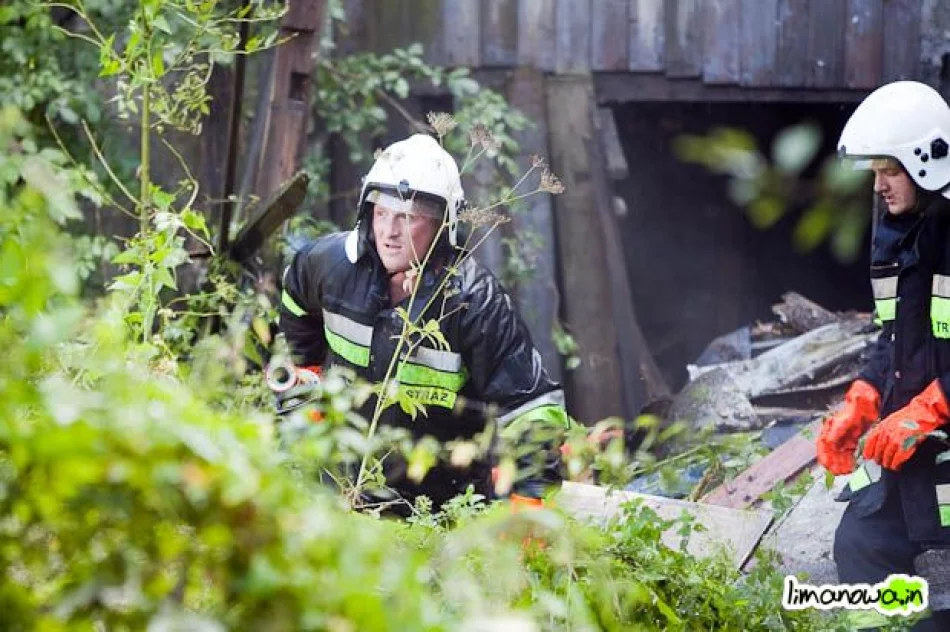 Pożar budynku mieszkalnego – wypadek strażaków (zdjęcia i filmik) - zdjęcie 18