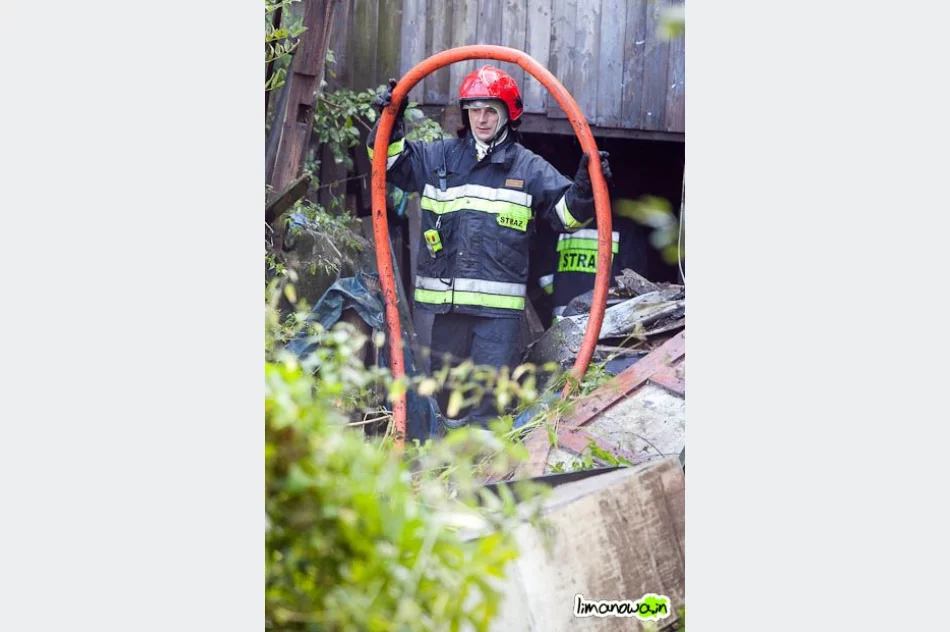 Pożar budynku mieszkalnego – wypadek strażaków (zdjęcia i filmik) - zdjęcie 19