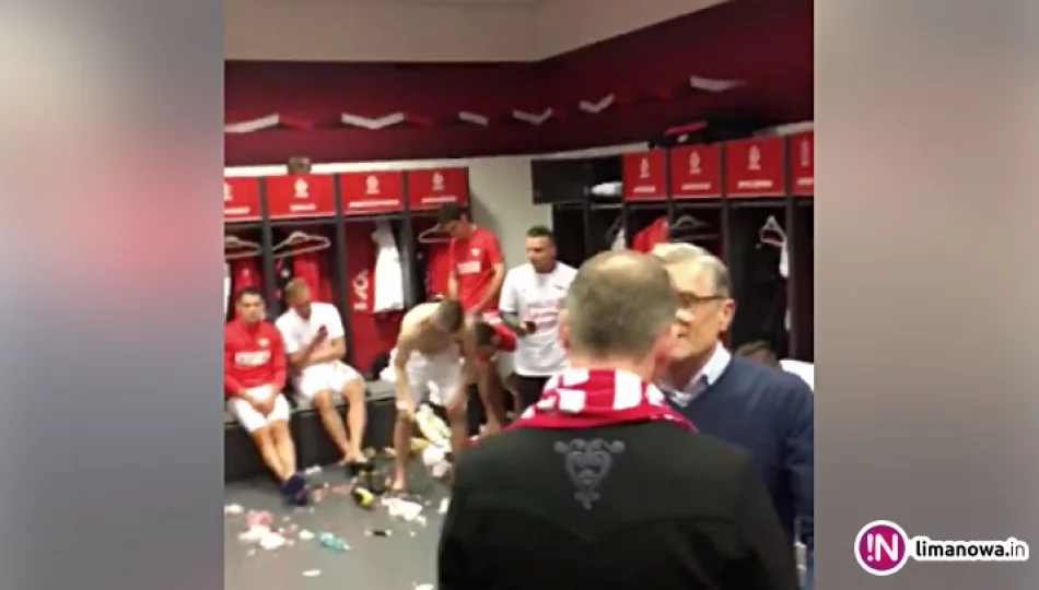 Piłkarze uczcili awans hitem Sławomira. Odwiedził ich prezydent (wideo) - zdjęcie 1
