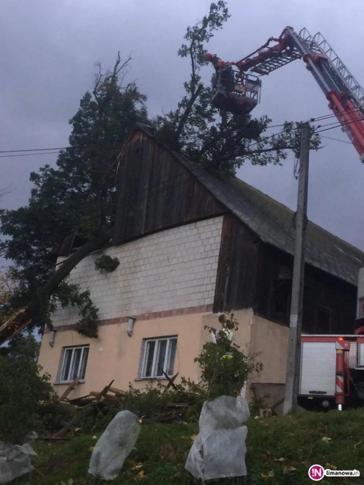 Liczba interwencji wzrosła do 47. Powalone drzewa, uszkodzone dachy, ściana budynku spadła na samochód