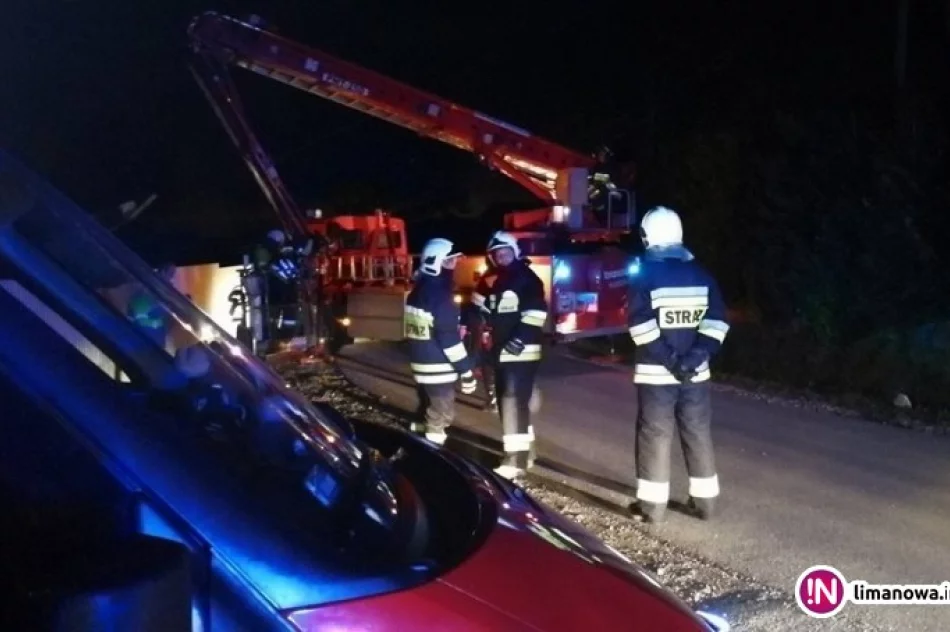 Liczba interwencji wzrosła do 47. Powalone drzewa, uszkodzone dachy, ściana budynku spadła na samochód - zdjęcie 4